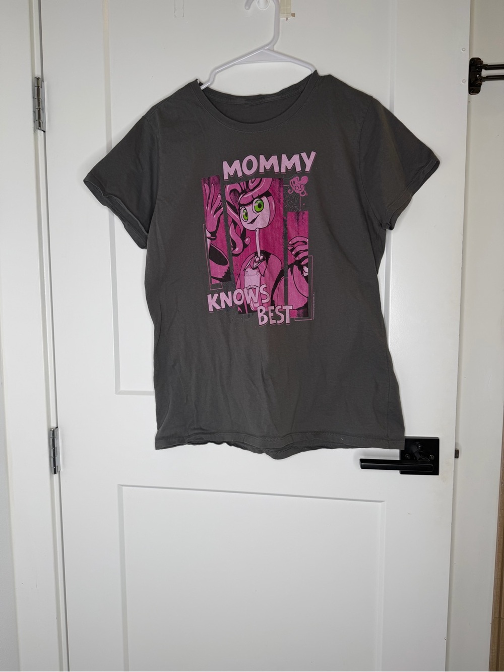 Mommy Knows Best Women’s Graphic Tee - Charcoal & Pink
